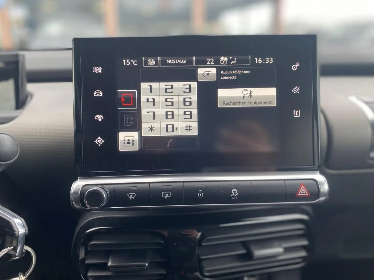 Écran tactile central de la Citroën C4 Cactus blanc, affichant le clavier téléphonique et commandes climatisation.