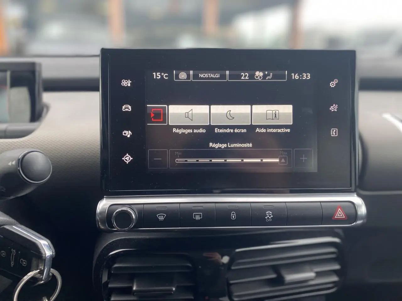 Écran tactile central du tableau de bord de la Citroën C4 Cactus 2015, affichant les réglages audio et luminosité.