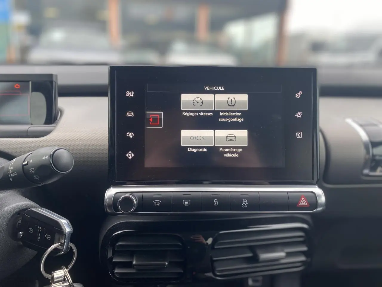 Vue rapprochée de l’écran tactile central du Citroën C4 Cactus 2015, affichant les réglages du véhicule.