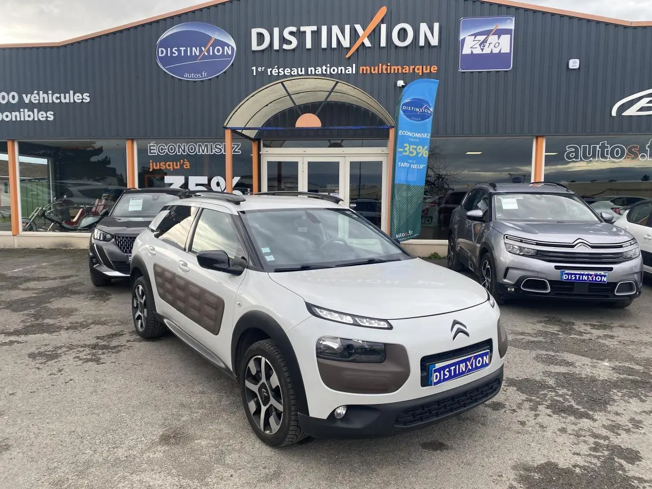Citroën C4 Cactus blanc perle en 3/4 avant droit, avec Airbump marron et jantes alliage bi-ton 17 pouces.
