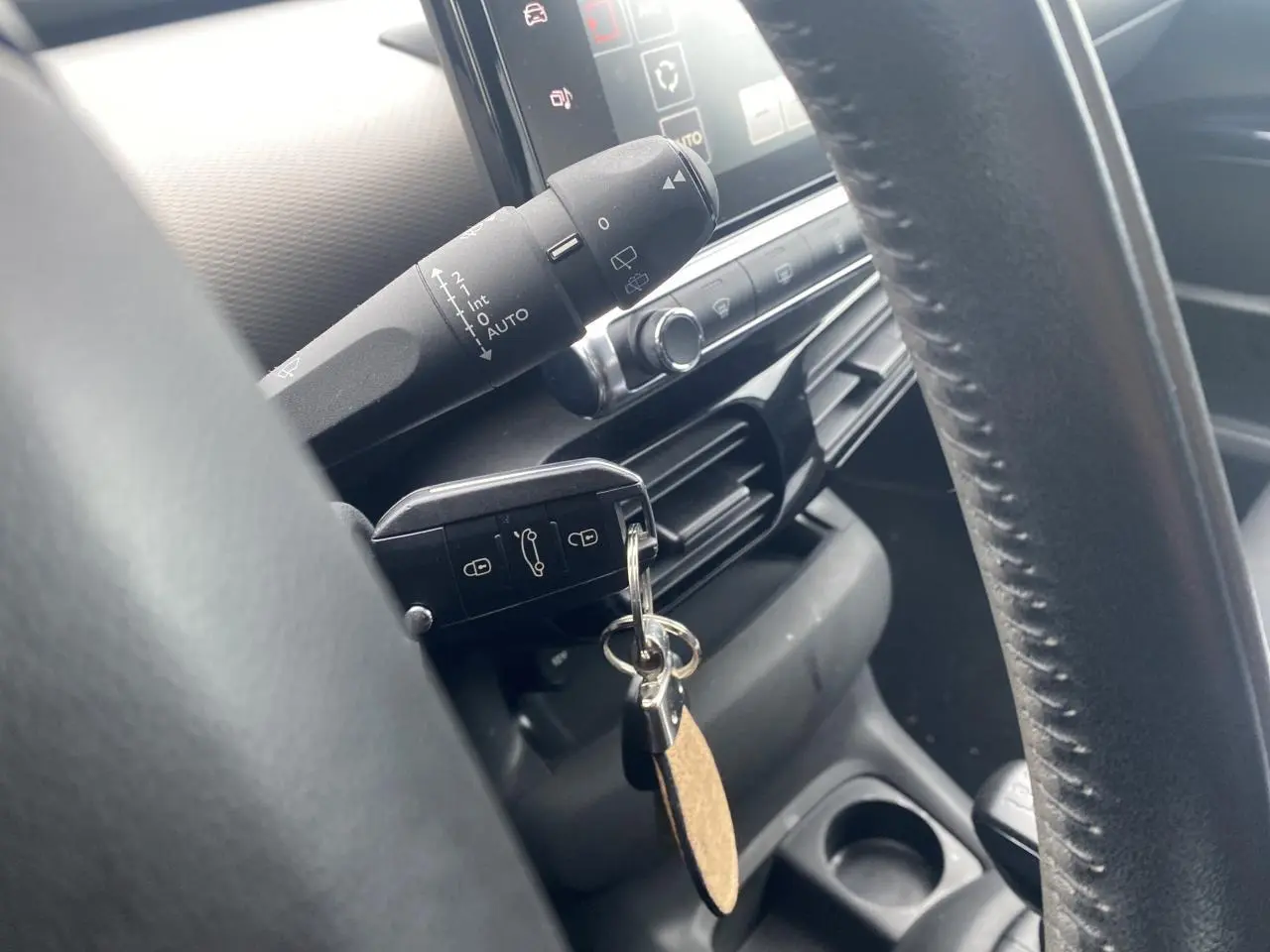 Vue intérieure rapprochée du volant et de la clé de contact d'une Citroën C4 Cactus 2015, détails du tableau de bord visibles.