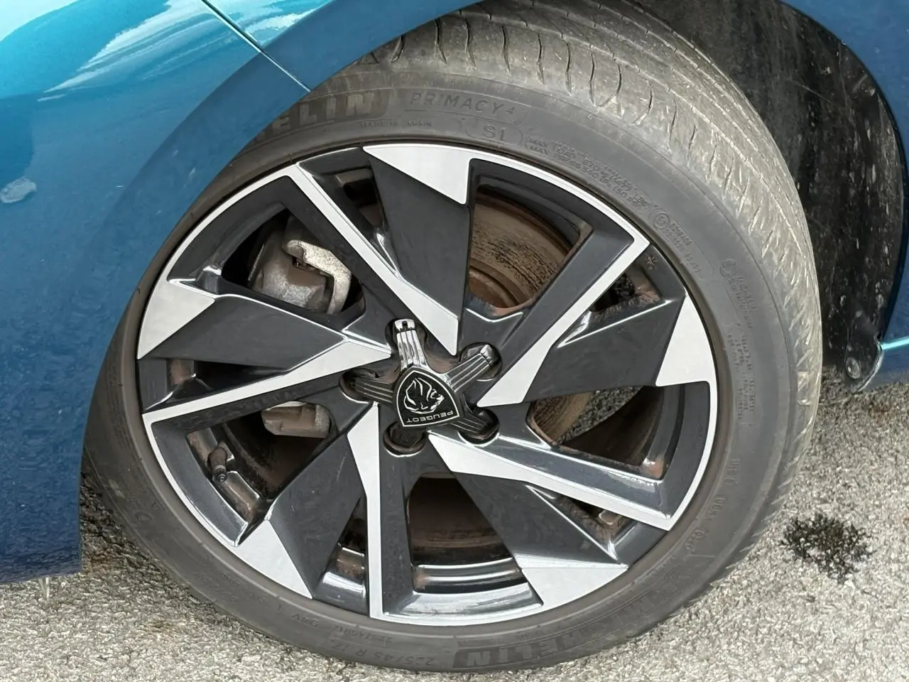 Gros plan sur la jante alliage 17'' bicolore du côté gauche d'une Peugeot 308 Bleu Obsession 2024.