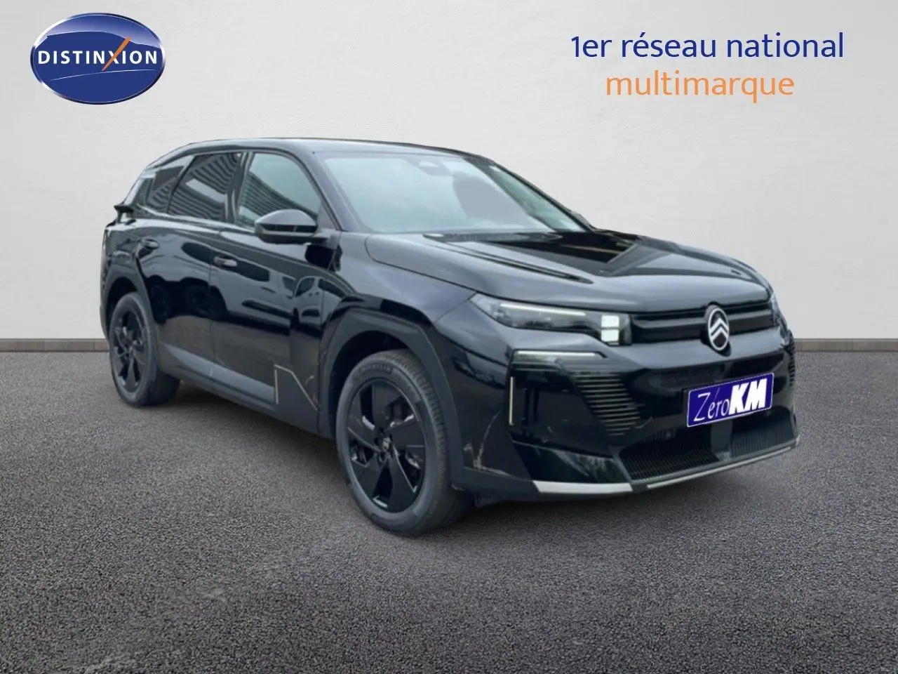 Vue 3/4 avant droit du Citroën C5 Aircross noir Perla Nera, avec jantes noires et calandre distinctive.