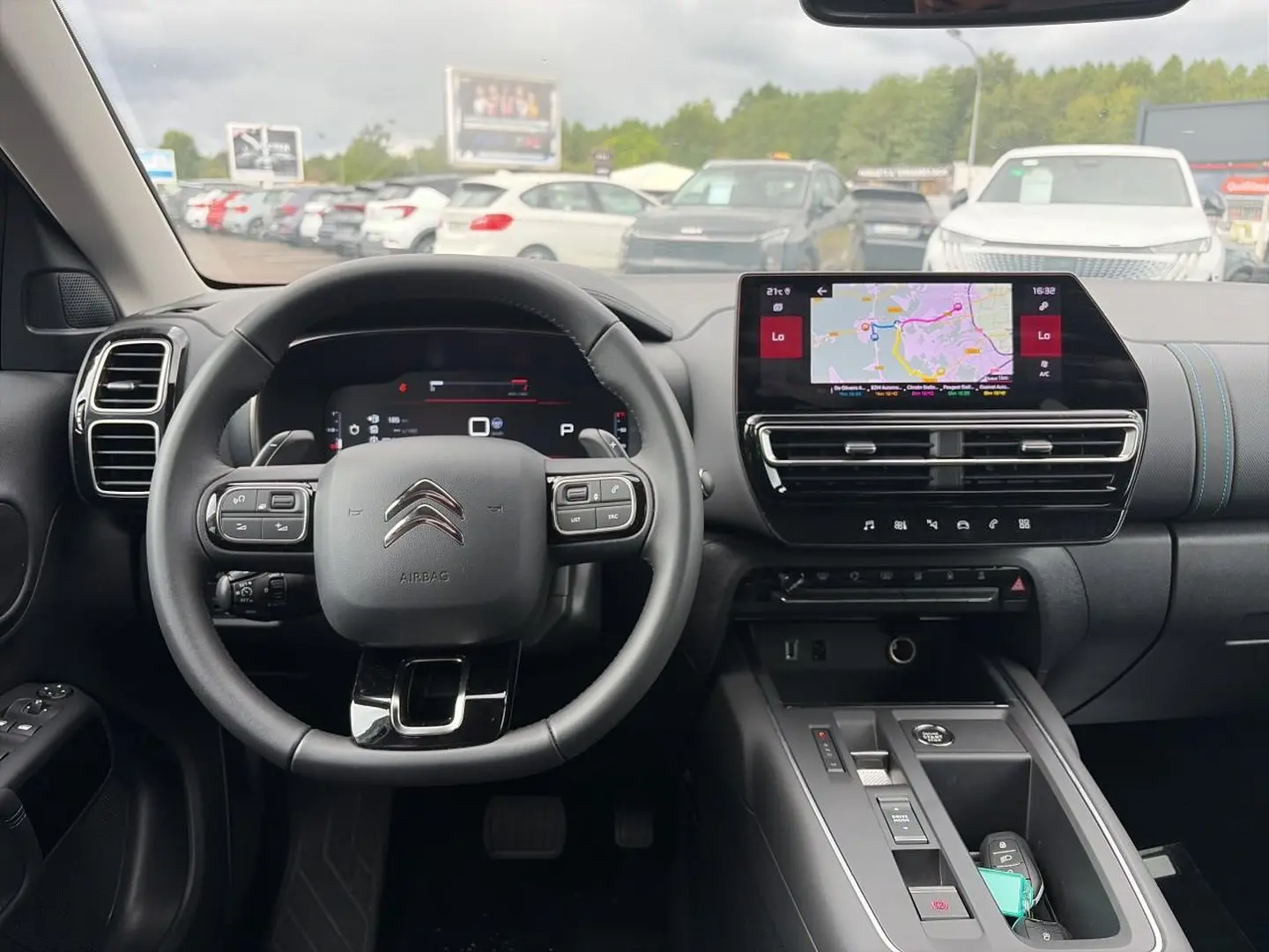 Intérieur Citroën C5 Aircross 2025 noir, vue frontale sur volant cuir multifonction et écran tactile GPS.