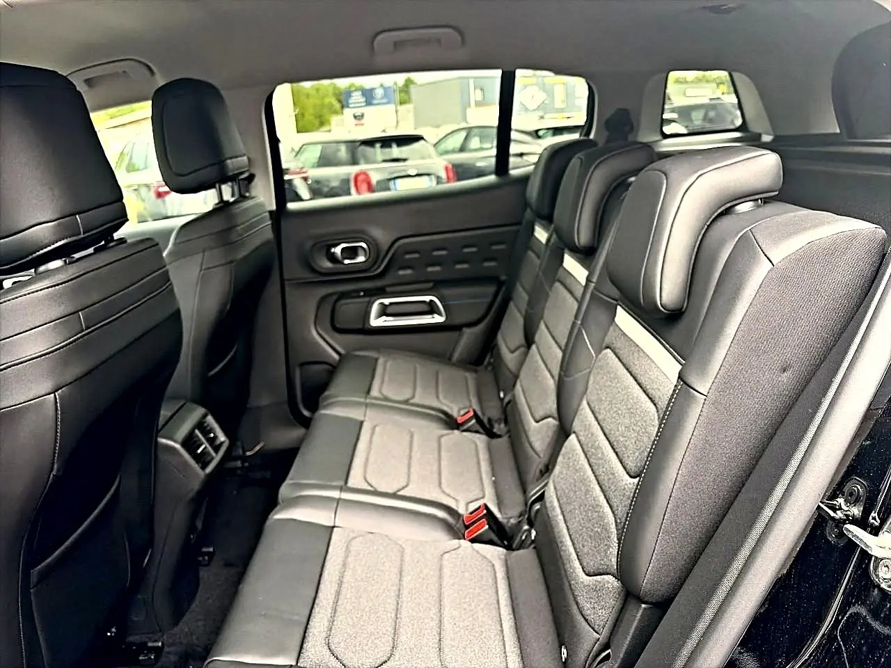 Vue intérieure côté droit sur la deuxième rangée de sièges individuels gris du Citroën C5 Aircross noir 2025.