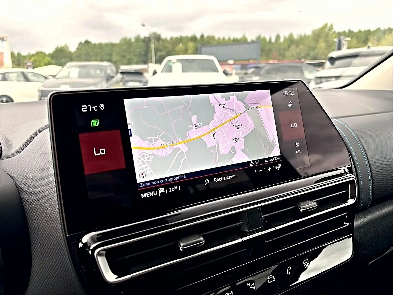 Vue rapprochée de l’écran tactile central du tableau de bord du Citroën C5 Aircross 2025 avec affichage GPS.