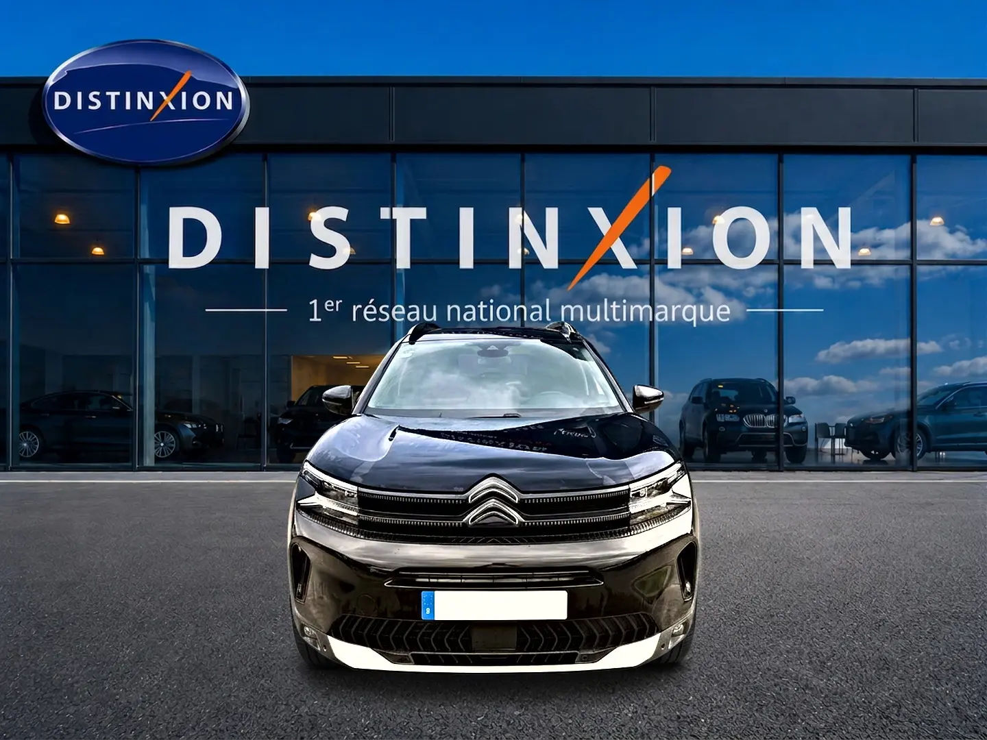 Vue frontale d'un Citroën C5 Aircross noir 2025 avec calandre distinctive et barres de toit visibles.