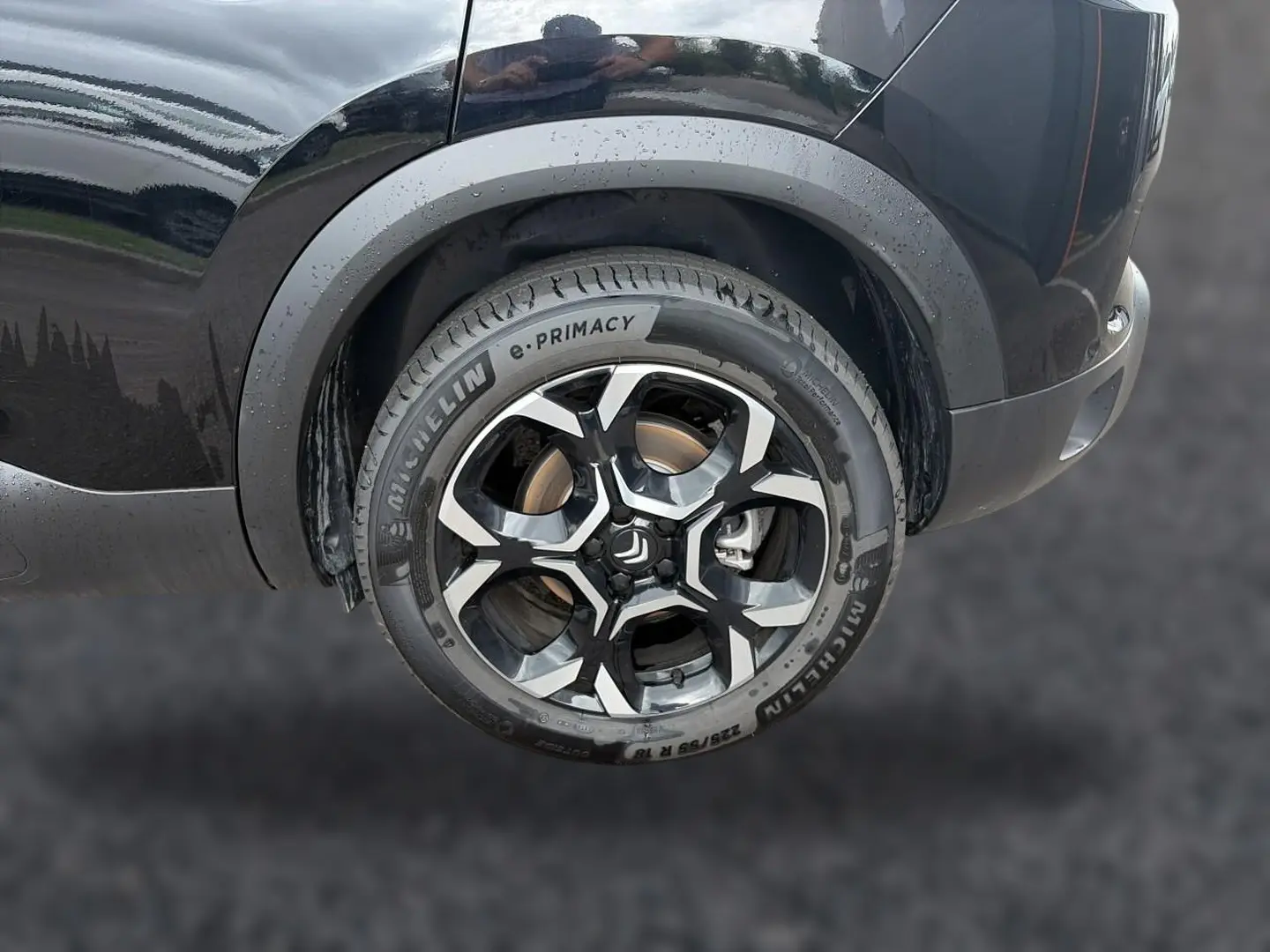 Gros plan sur la roue arrière droite noire d’un Citroën C5 Aircross 2025 avec jante alu bicolore et pneu Michelin.