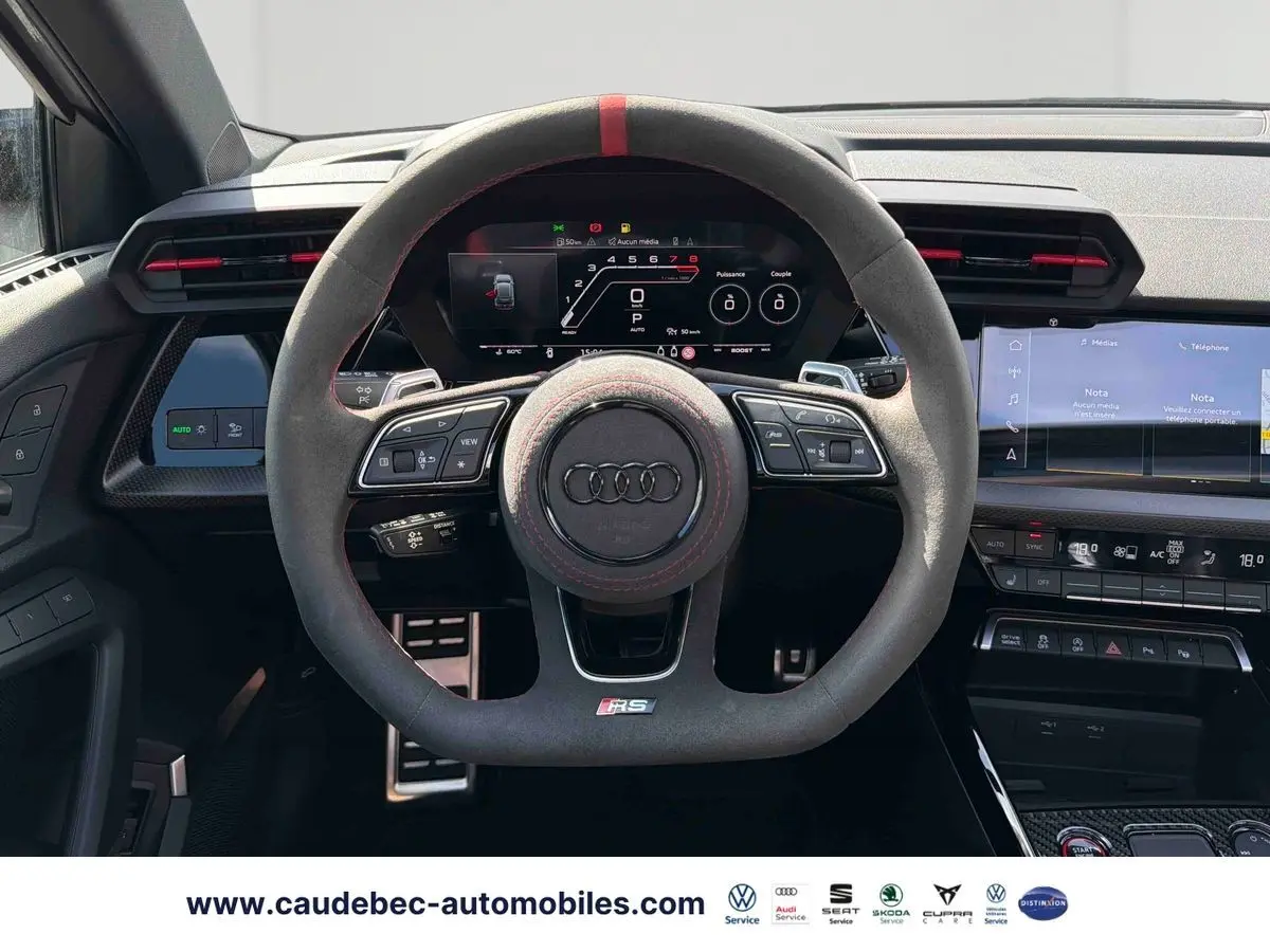 Vue intérieure centrée sur le volant sport en alcantara avec surpiqûres rouges de l'Audi RS3 Sportback 2022.