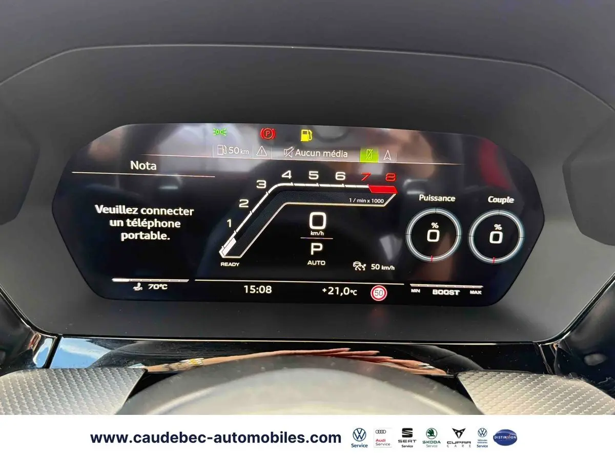 Vue rapprochée du tableau de bord numérique de l'Audi RS3 Sportback 2022, affichage moderne avec compte-tours et indicateurs.