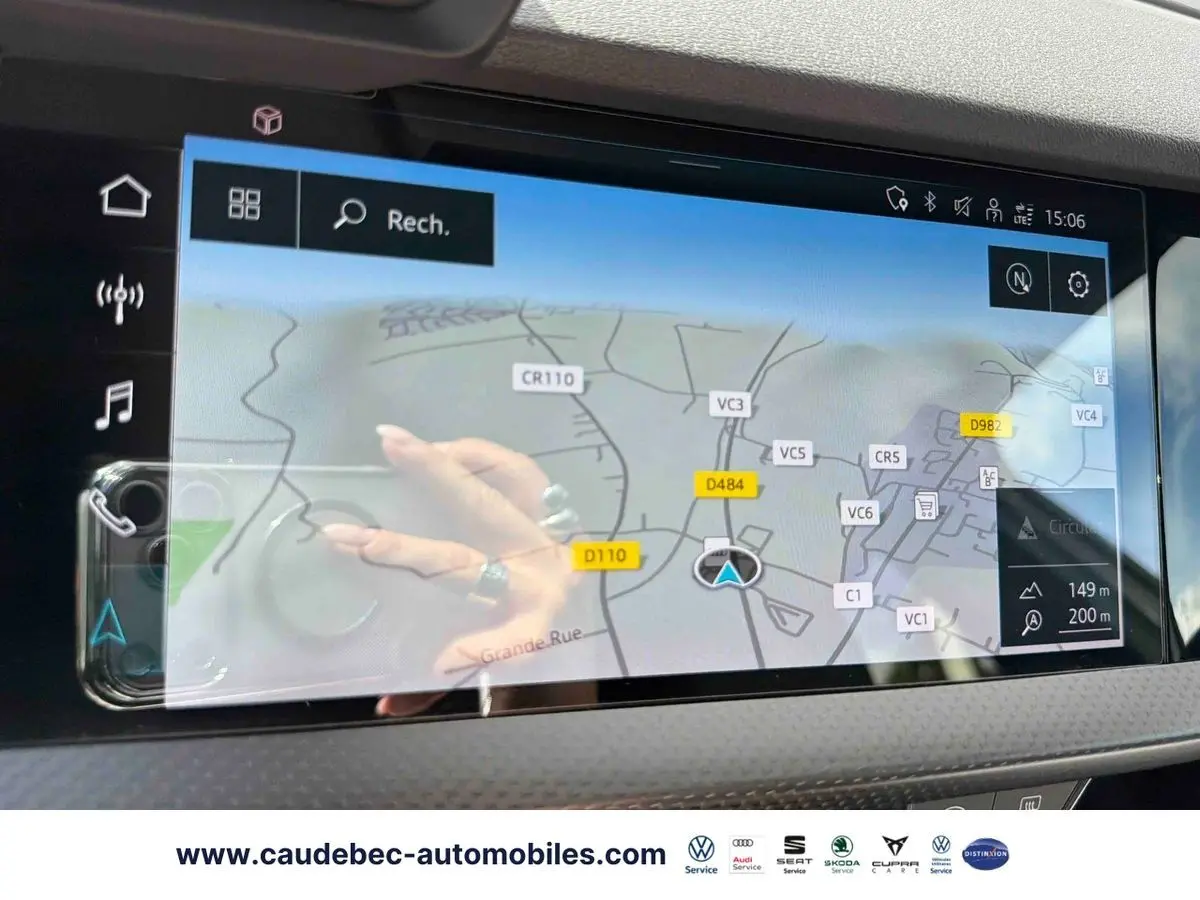 Écran tactile intérieur affichant la navigation GPS de l'Audi RS3 Sportback gris, vue rapprochée du tableau de bord.