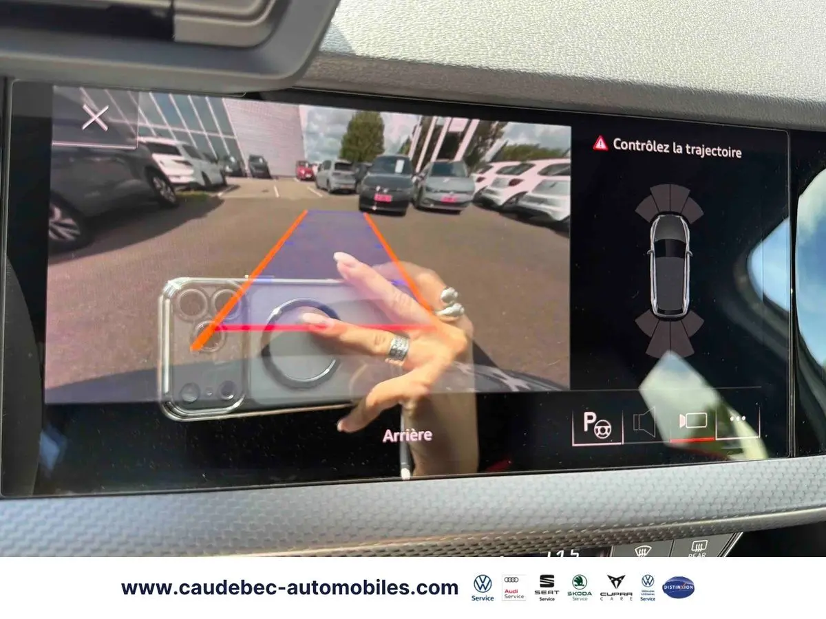 Écran intérieur de l'Audi RS3 Sportback 2022 montrant la caméra de recul avec lignes de guidage colorées.