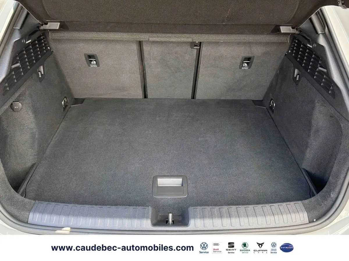 Coffre ouvert vu de dessus d’une Audi RS3 Sportback grise, montrant un espace de chargement propre et spacieux.