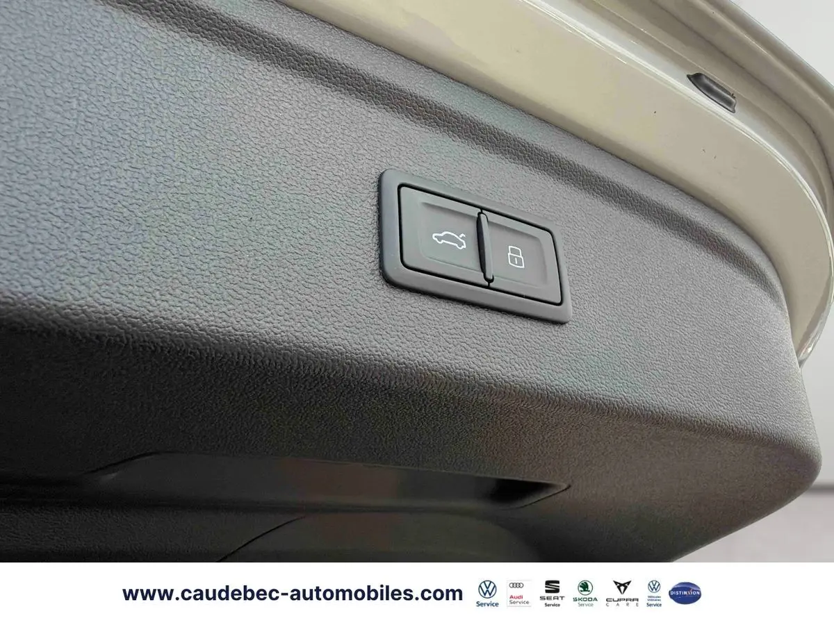 Gros plan sur les boutons d'ouverture et de verrouillage du hayon intérieur de l'Audi RS3 Sportback gris.