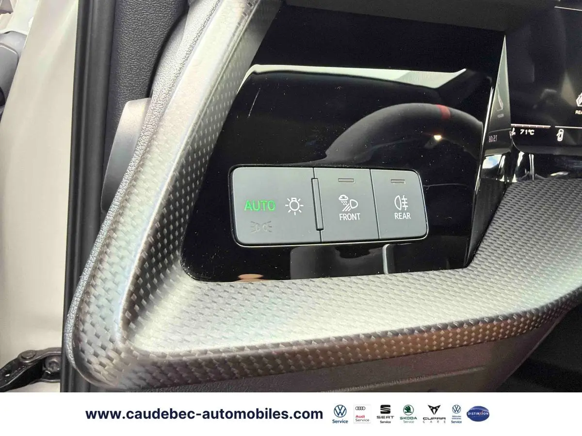 Détail du tableau de bord côté conducteur de l’Audi RS3 Sportback 2022 avec insert carbone et commandes d’éclairage.