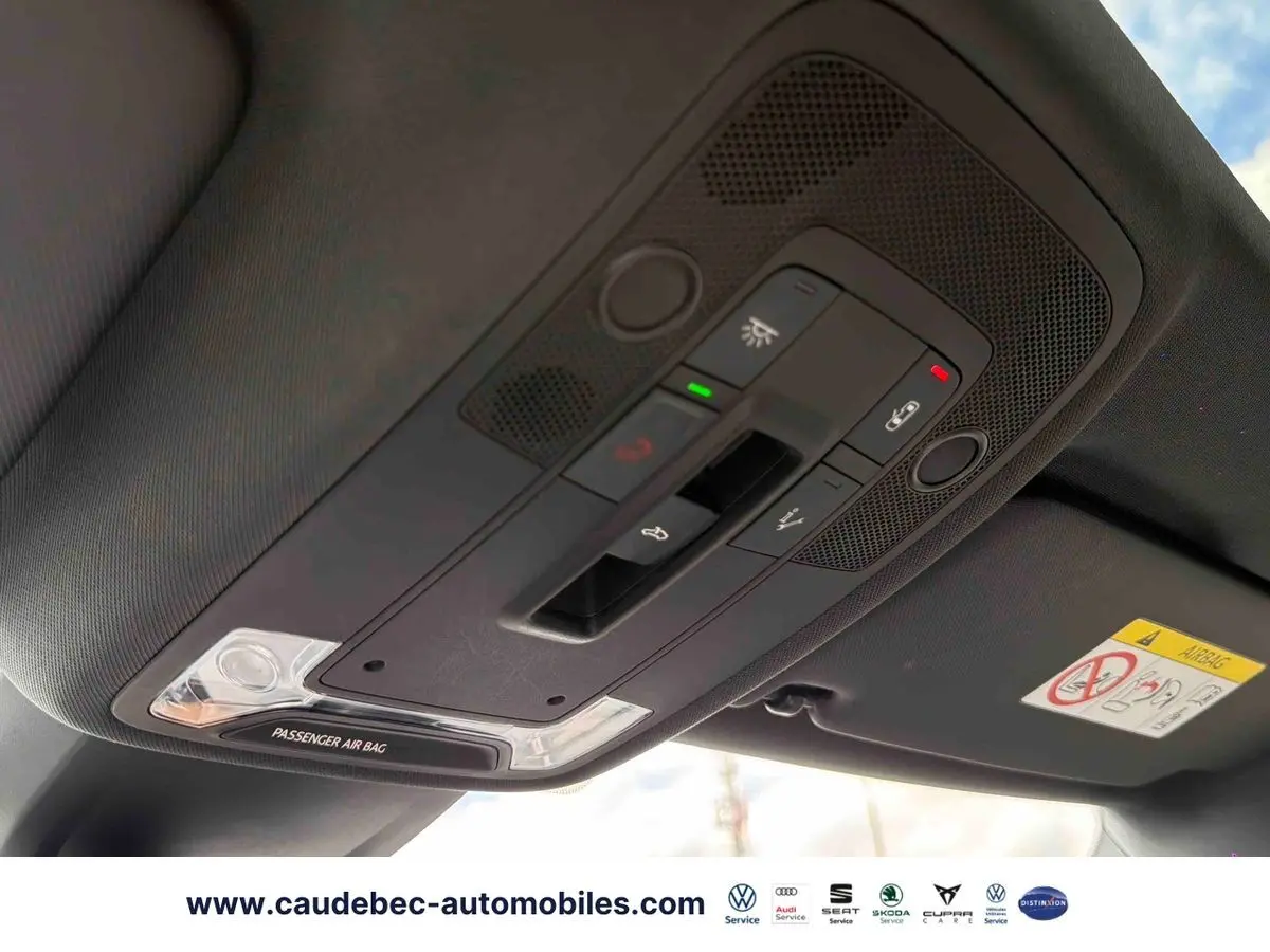 Plafonnier intérieur avec commandes et éclairage dans l'Audi RS3 Sportback gris, vue du toit vers l'avant.