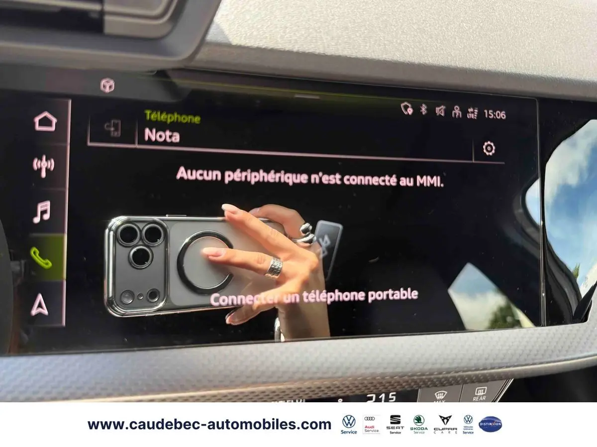 Écran tactile intérieur de l'Audi RS3 Sportback 2022 avec interface MMI affichant la connexion téléphone.