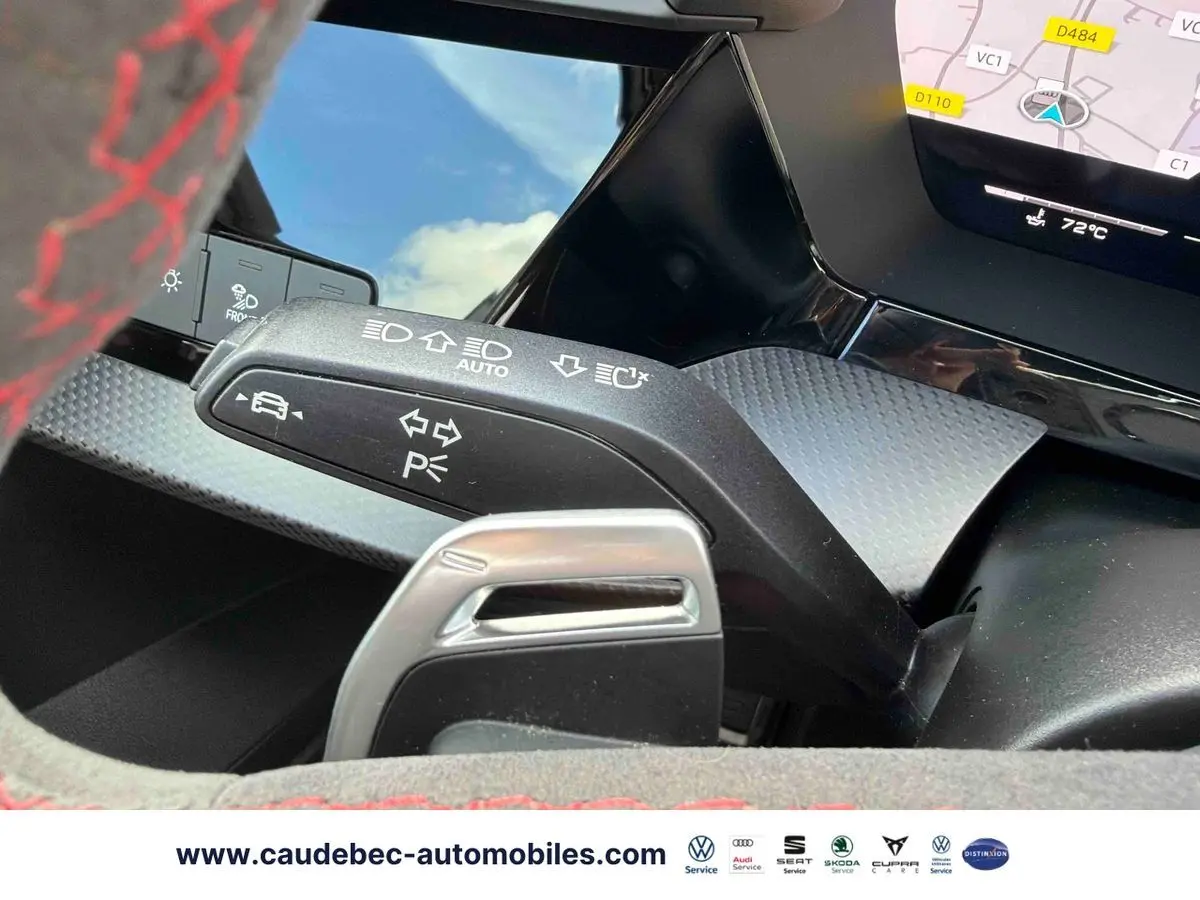 Gros plan sur la manette de clignotant et palettes au volant en cuir noir et rouge de l'Audi RS3 Sportback 2022.
