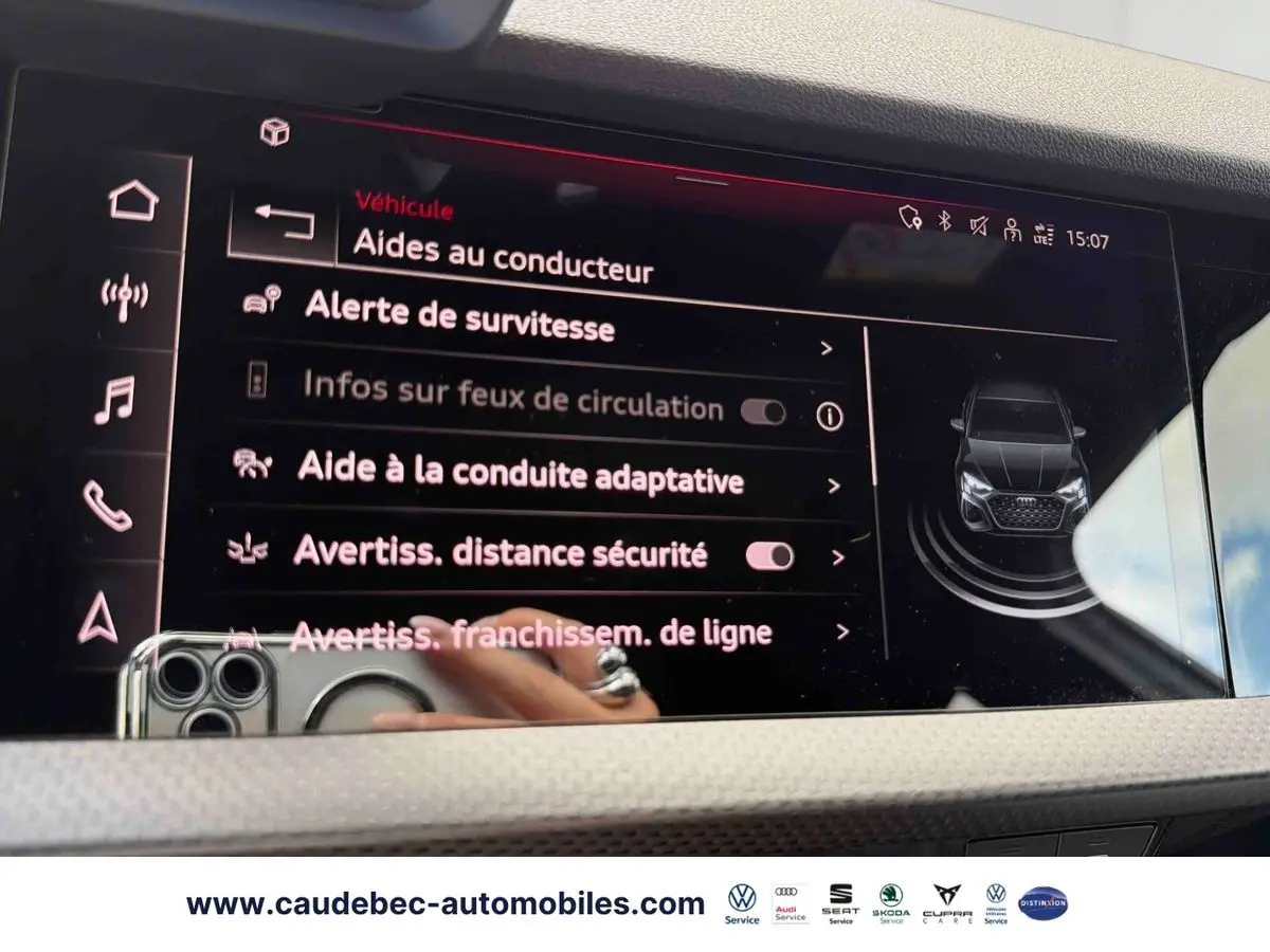 Écran tactile intérieur affichant les aides à la conduite de l'Audi RS3 Sportback, vue rapprochée du tableau de bord.