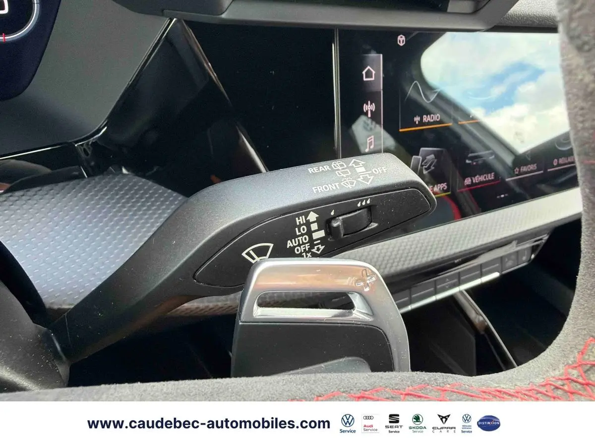 Gros plan intérieur sur la commande d’essuie-glace et palettes au volant de l’Audi RS3 Sportback grise.