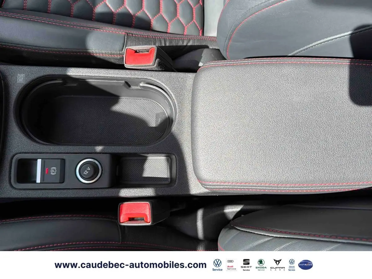 Vue plongeante sur la console centrale grise avec surpiqûres rouges et bouton frein à main électrique de l'Audi RS3 Sportback.
