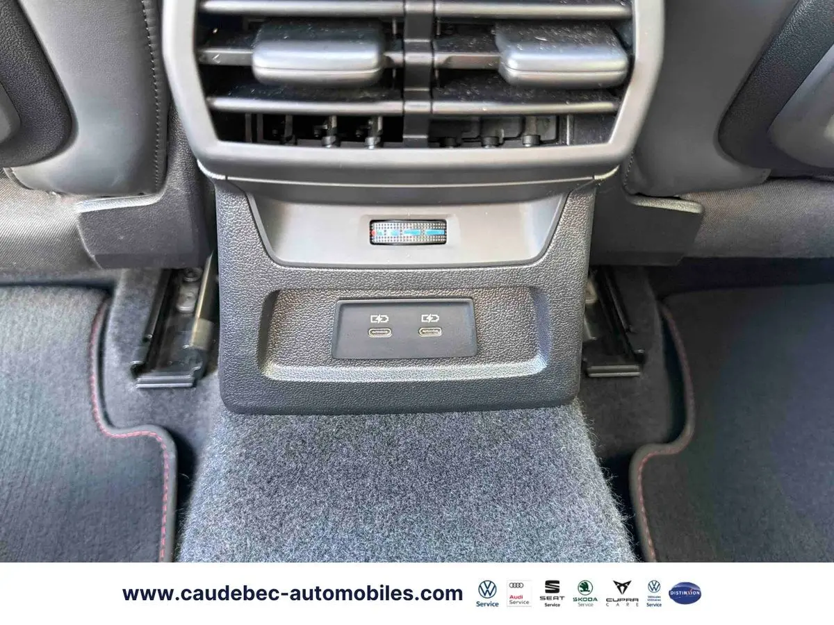 Vue rapprochée de la console arrière grise de l'Audi RS3 Sportback avec prises USB-C doubles et bouches d'aération.