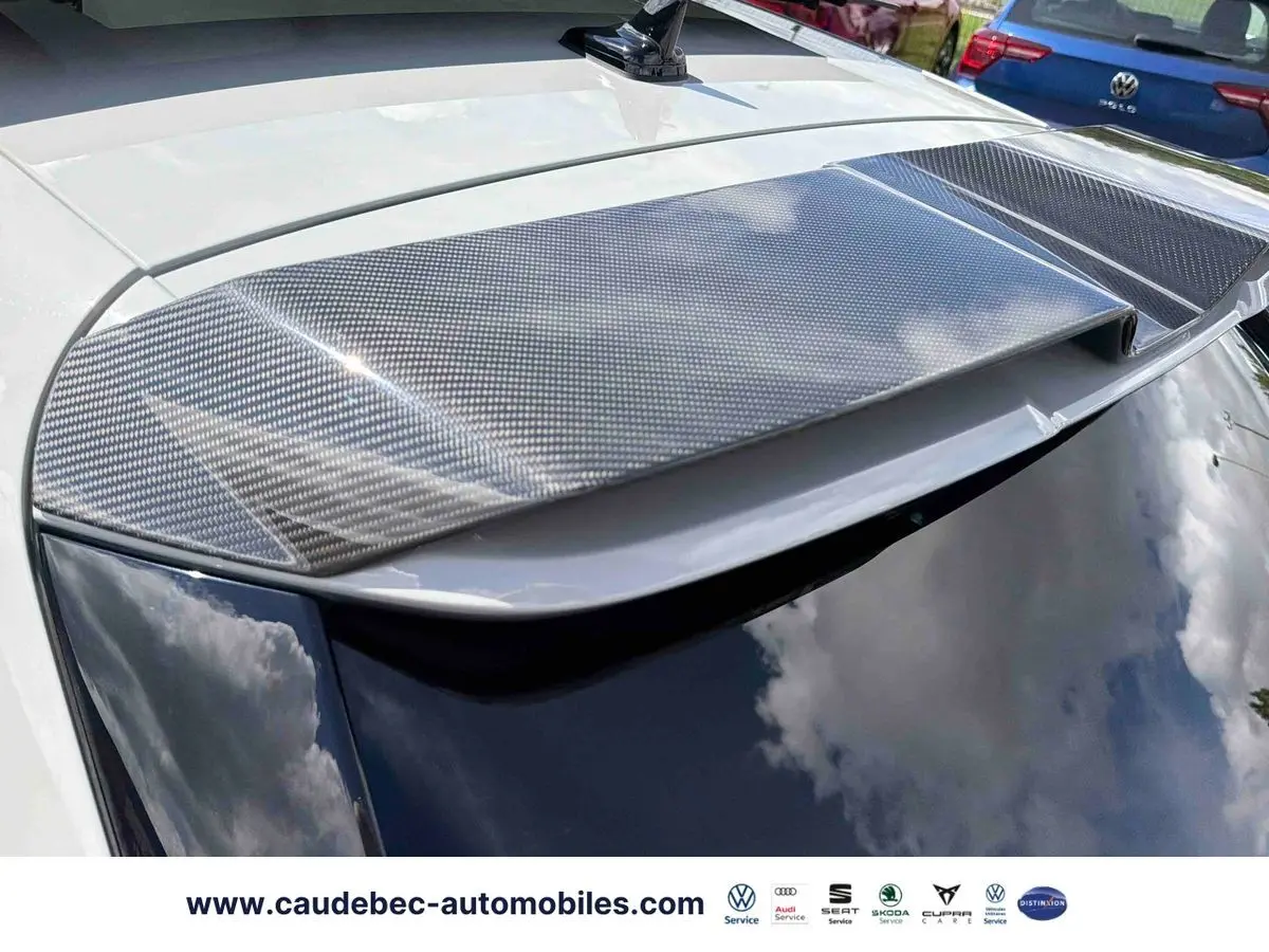 Gros plan sur l'aileron arrière en carbone mat du toit gris d'une Audi RS3 Sportback 2022.