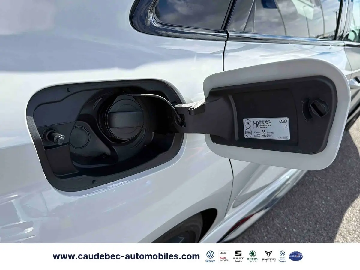 Détail de la trappe à carburant ouverte côté gauche sur Audi RS3 Sportback grise 2022.