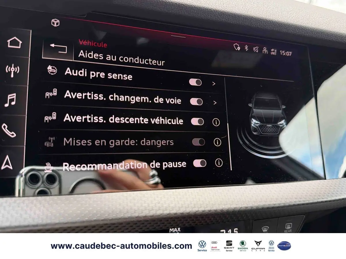 Écran tactile intérieur affichant les aides à la conduite de l'Audi RS3 Sportback 2022, interface moderne et claire.