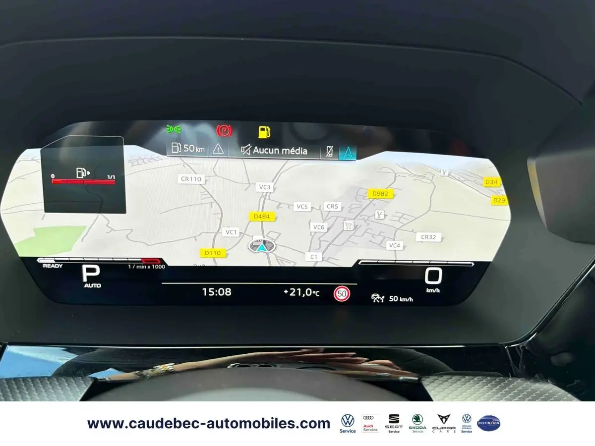 Affichage numérique du combiné d'instruments de l'Audi RS3 Sportback avec navigation cartographique et informations de conduite.