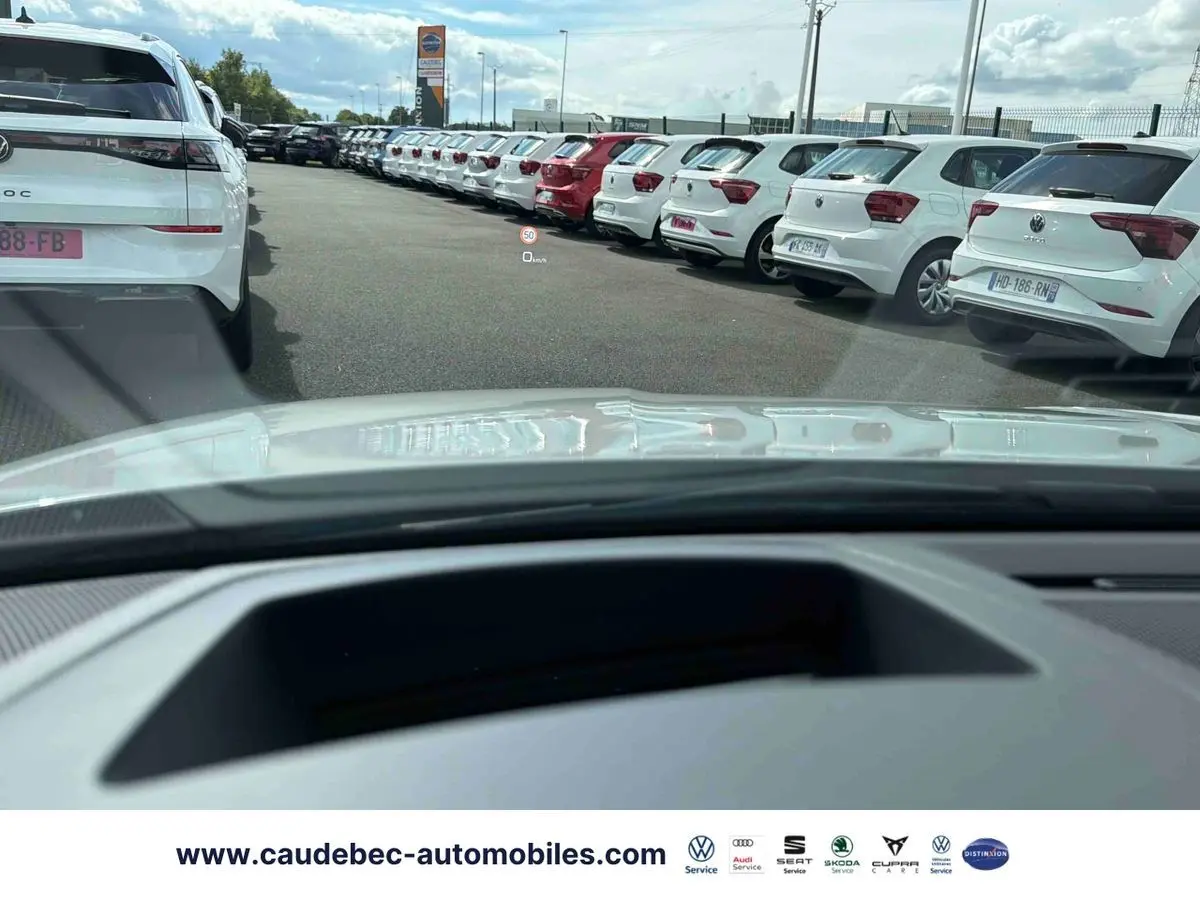 Vue depuis l'intérieur vers l'avant d'une Audi RS3 Sportback grise, avec affichage tête haute visible sur le pare-brise.