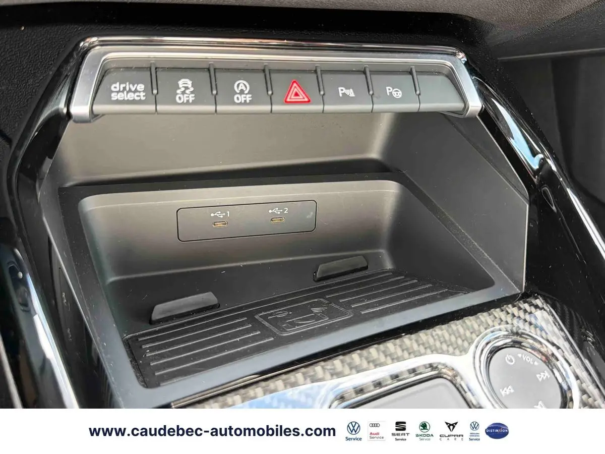 Gros plan sur la console centrale avec ports USB-C et boutons de contrôle, finition carbone dans l'Audi RS3 Sportback grise.