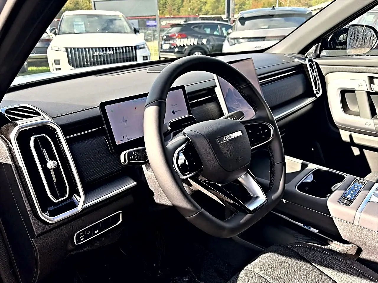Intérieur du JAECOO J7 1.5 tgdi 224 select 2026, vue côté conducteur sur volant multifonction et écran tactile.