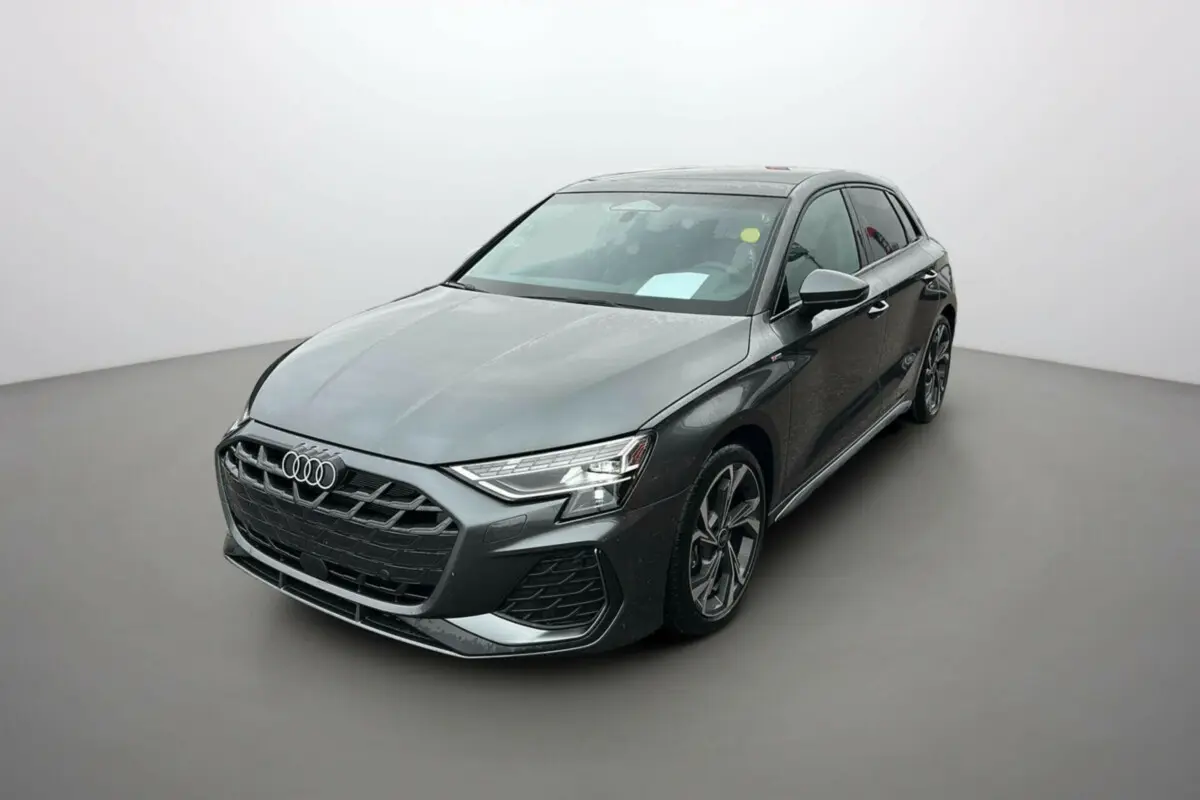 Audi A3 TFSI 150 Hybrid S-Line gris Daytona vue 3/4 avant mettant en valeur ses jantes alu 18 pouces et feux LED.