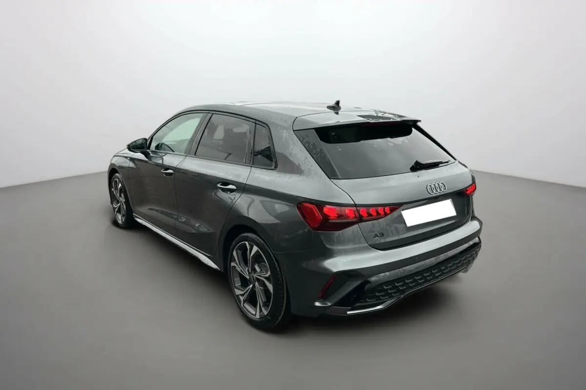 Audi A3 TFSI 150 Hybrid S-Line gris Daytona vue 3/4 arrière droit avec feux LED et jantes alu 18 pouces.