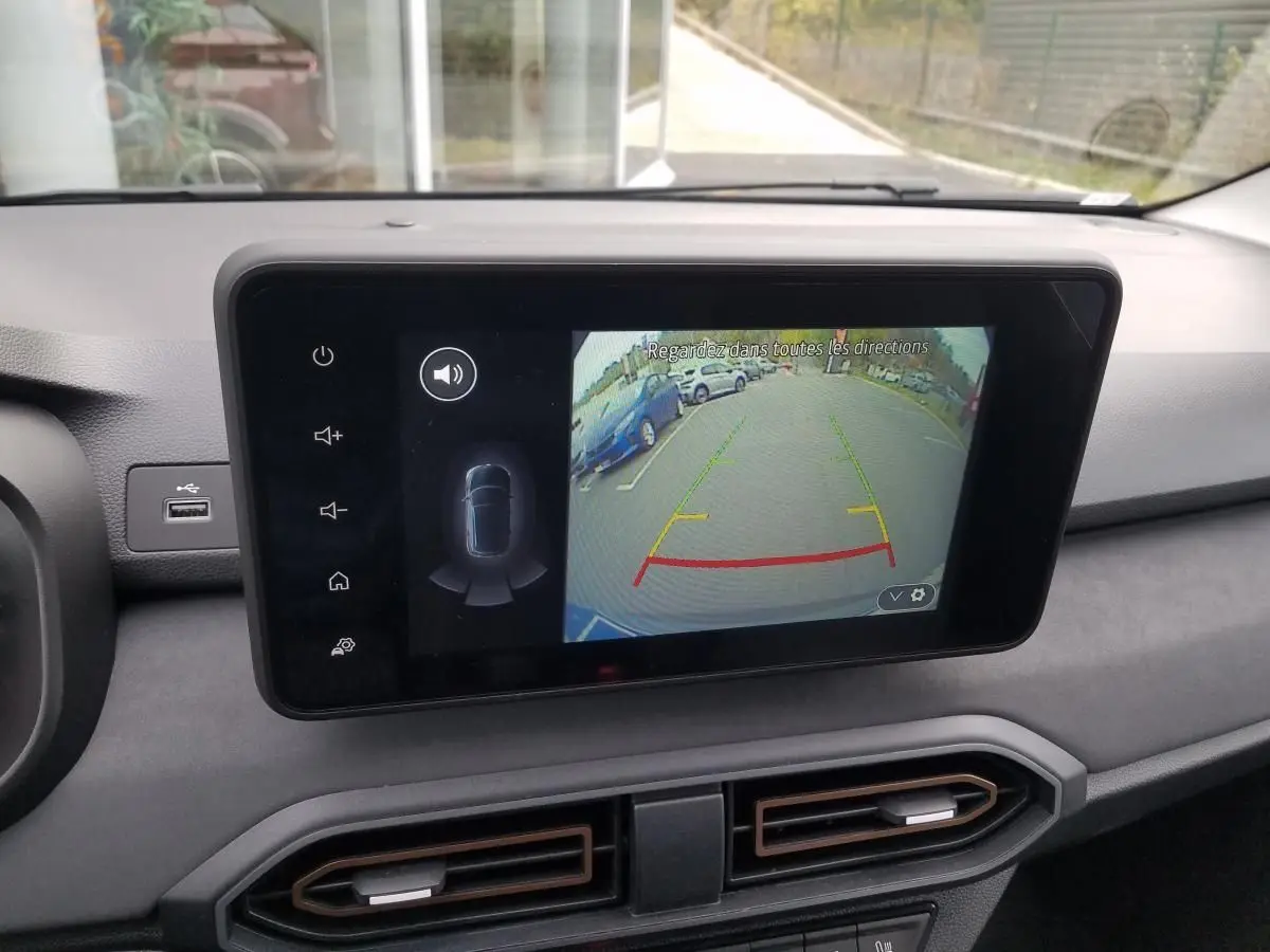 Écran central affichant la caméra de recul du Dacia Jogger gris urbain, vue intérieure du tableau de bord.
