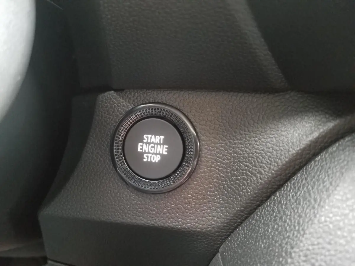 Bouton Start Engine Stop en gros plan sur tableau de bord du Dacia Jogger 2025, finition gris urbain.