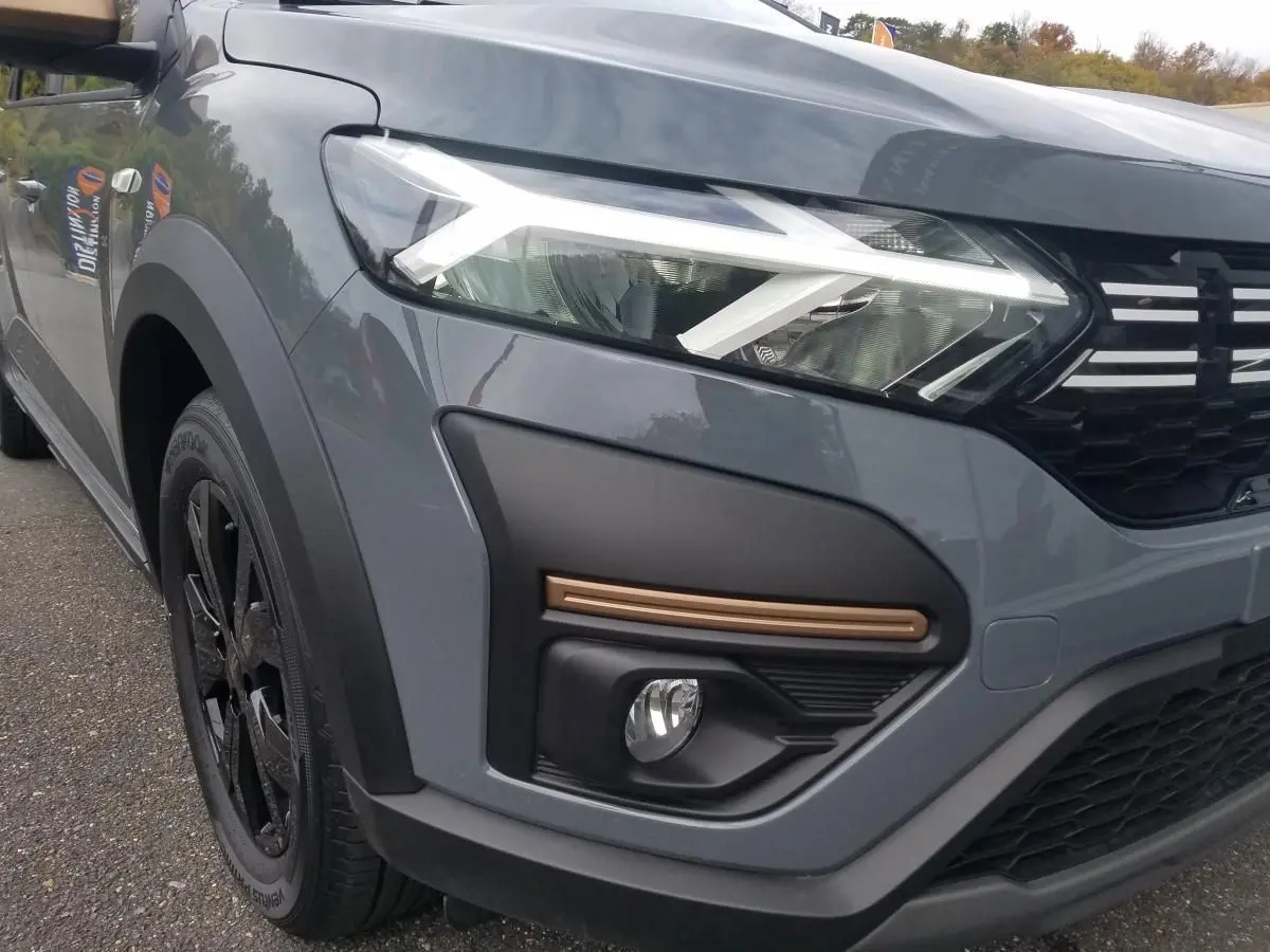 Vue 3/4 avant gauche du Dacia Jogger gris urbain avec signature lumineuse LED et antibrouillards intégrés.