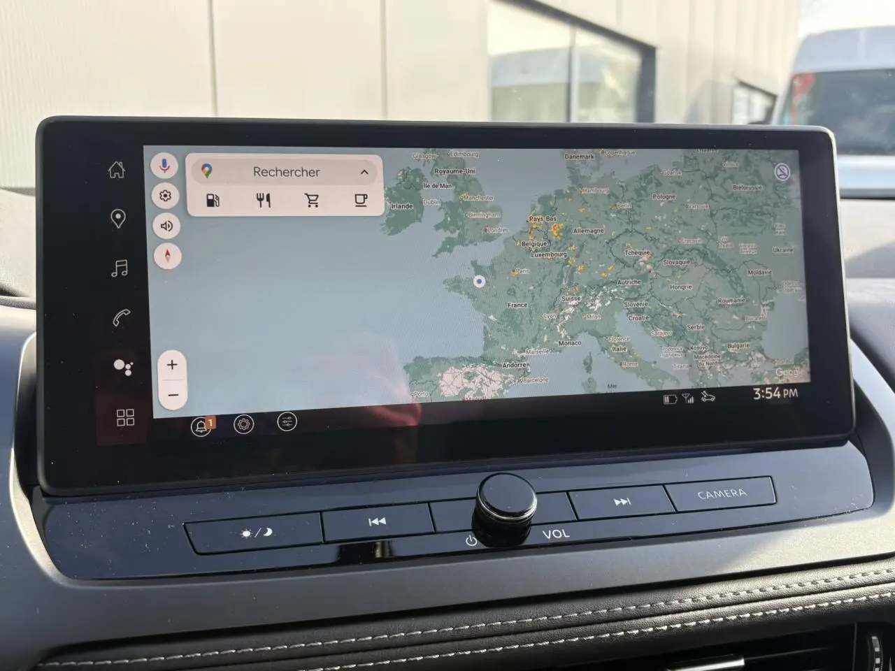 Écran tactile de navigation affichant une carte, intérieur moderne du Nissan Qashqai noir 2025.