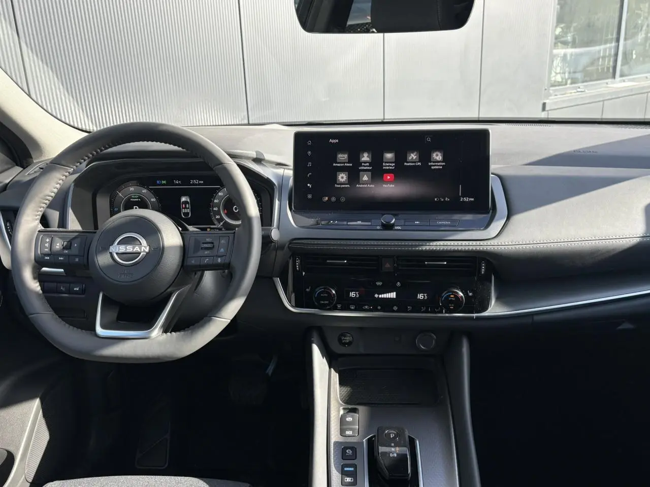 Vue intérieure du tableau de bord et volant noir du Nissan Qashqai III e-Power avec écran tactile central et commandes au volant.