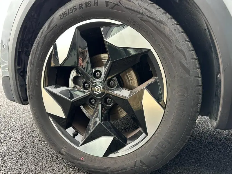 Gros plan sur la jante alu bicolore noire et argentée du Renault Captur 1.0 Eco-G 2025, avec pneu Continental visible.