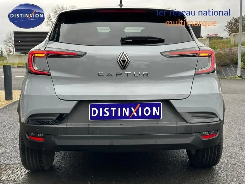 Vue arrière d'un Renault Captur 2025 gris Rafale avec feux arrière LED et logo distinctif au centre.
