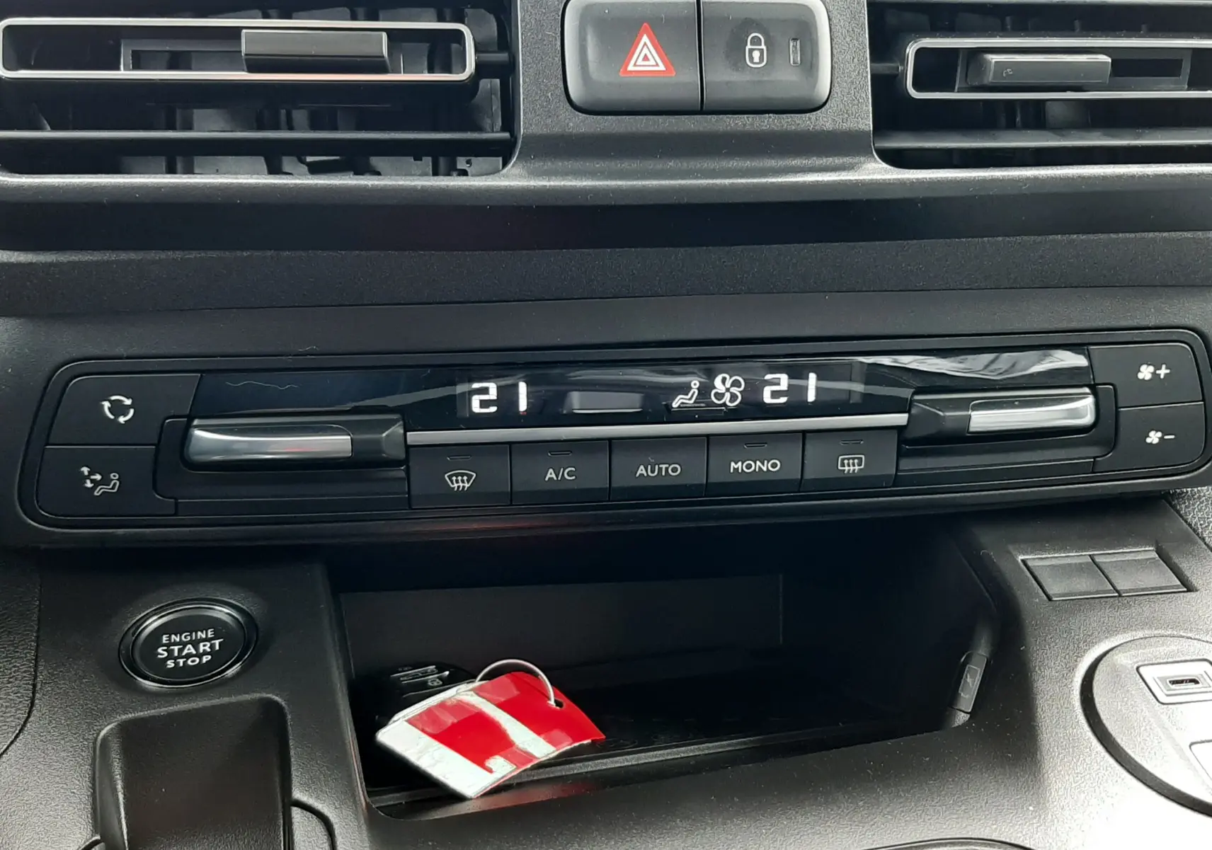 Détail du tableau de bord du Peugeot Rifter 2026 montrant la climatisation digitale et les commandes centrales en noir mat.