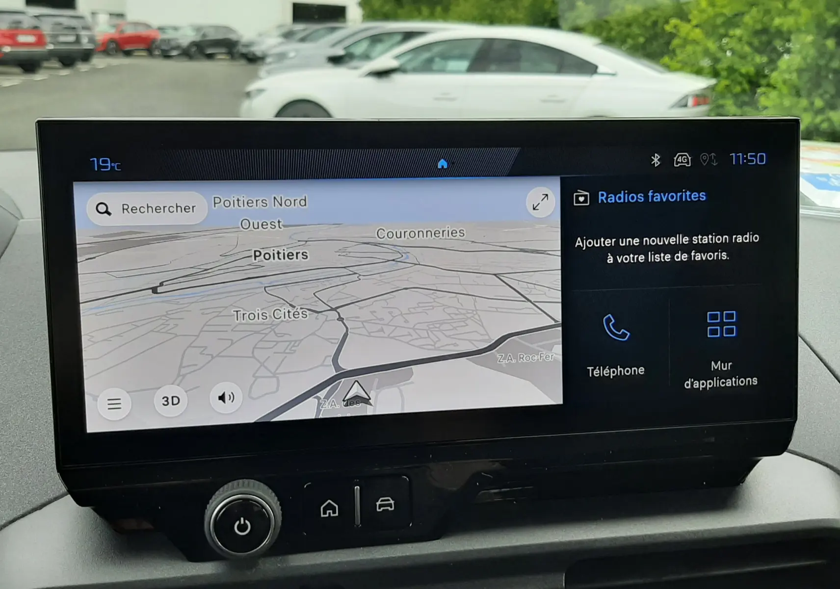 Vue intérieure du tableau de bord du Peugeot Rifter 2026 avec écran tactile affichant la navigation et les options multimédia.