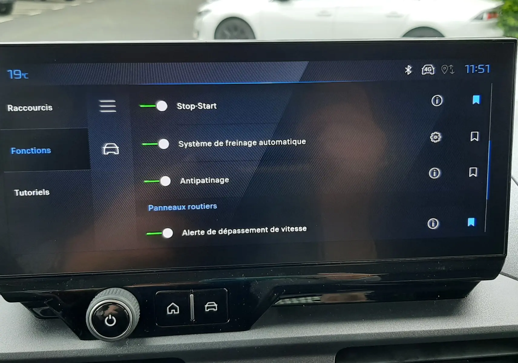 Vue intérieure du tableau de bord du Peugeot Rifter 2026, écran tactile affichant les fonctions d’aide à la conduite.
