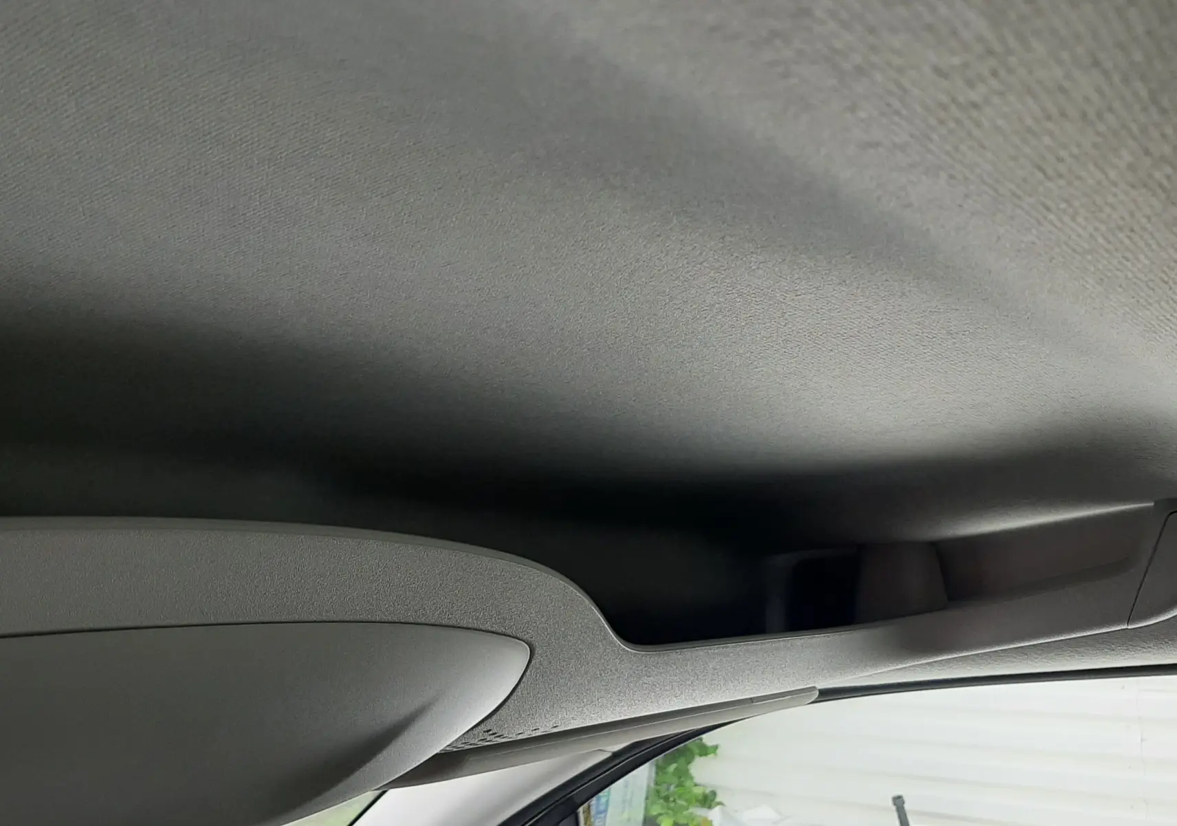 Vue intérieure du plafond et rangement au-dessus du pare-brise côté conducteur du Peugeot Rifter blanc Kaolin 2026.