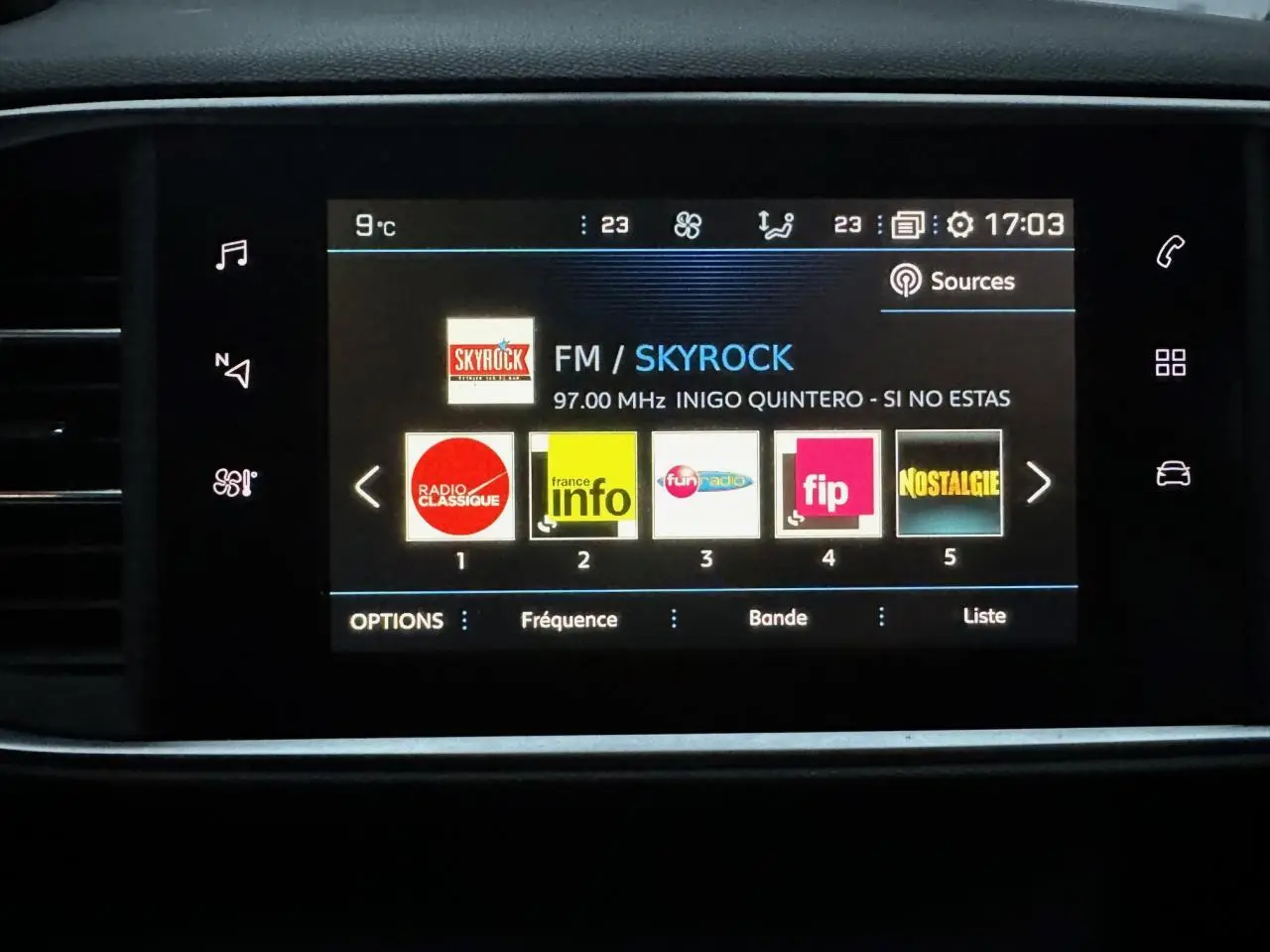 Écran tactile 9,7'' de la Peugeot 308 gris Artense affichant les stations radio FM, vue intérieure centrale.