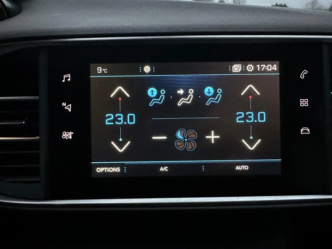 Écran tactile 9,7 pouces de la Peugeot 308 gris Artense affichant la climatisation automatique bi-zone à 23°C.