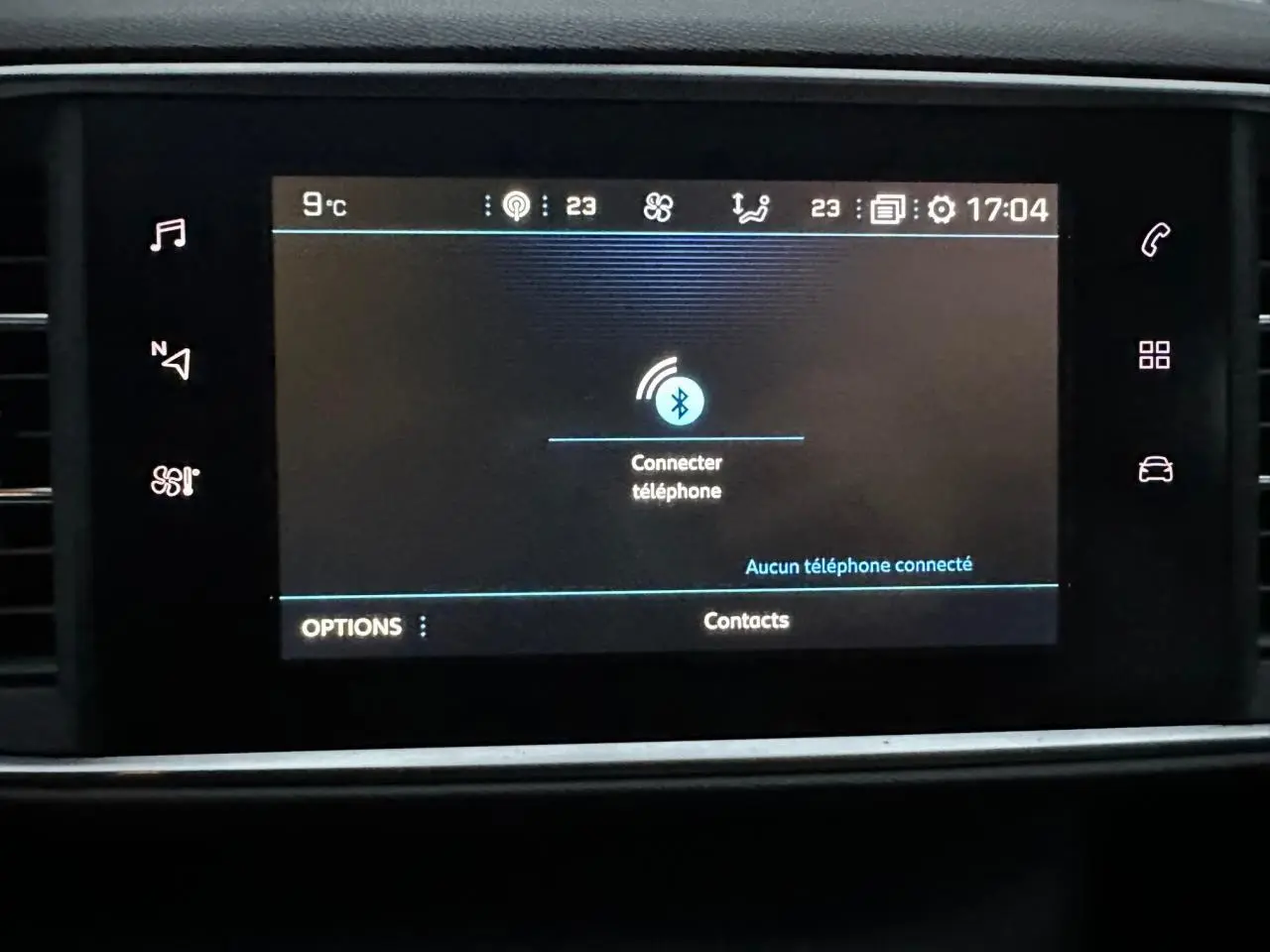 Écran tactile central de la Peugeot 308 gris Artense affichant la connexion Bluetooth et les commandes multimédia.