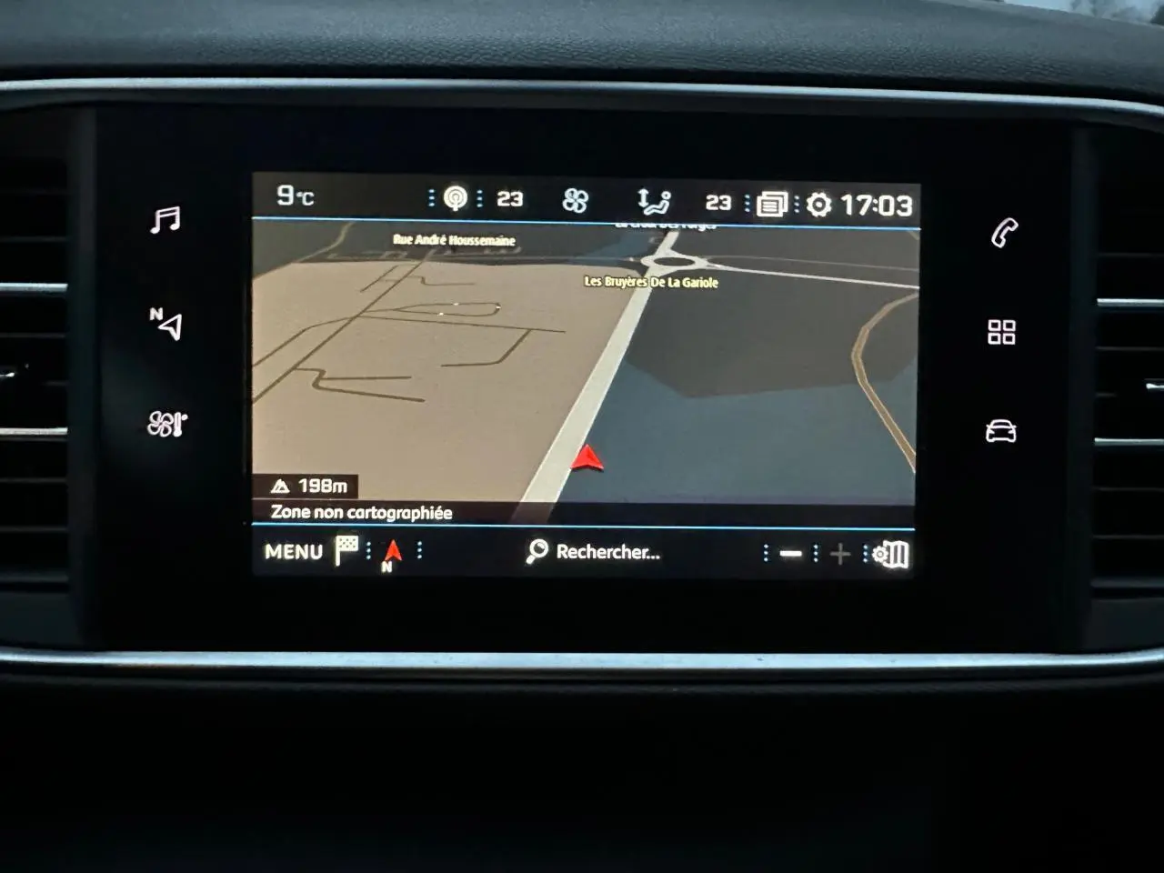 Écran tactile 9,7'' du GPS de la Peugeot 308 gris Artense, affichant une carte de navigation en intérieur.